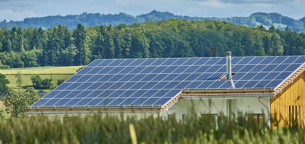 instalación de placas solares con varios paneles en el tejado de una vivienda familiar