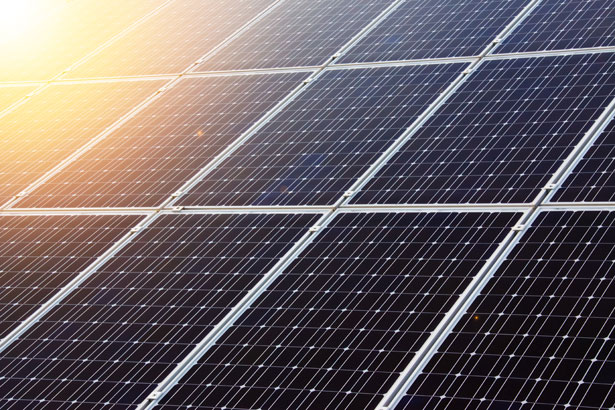 instalación de autoconsumo eléctrico con placas solares en el tejado